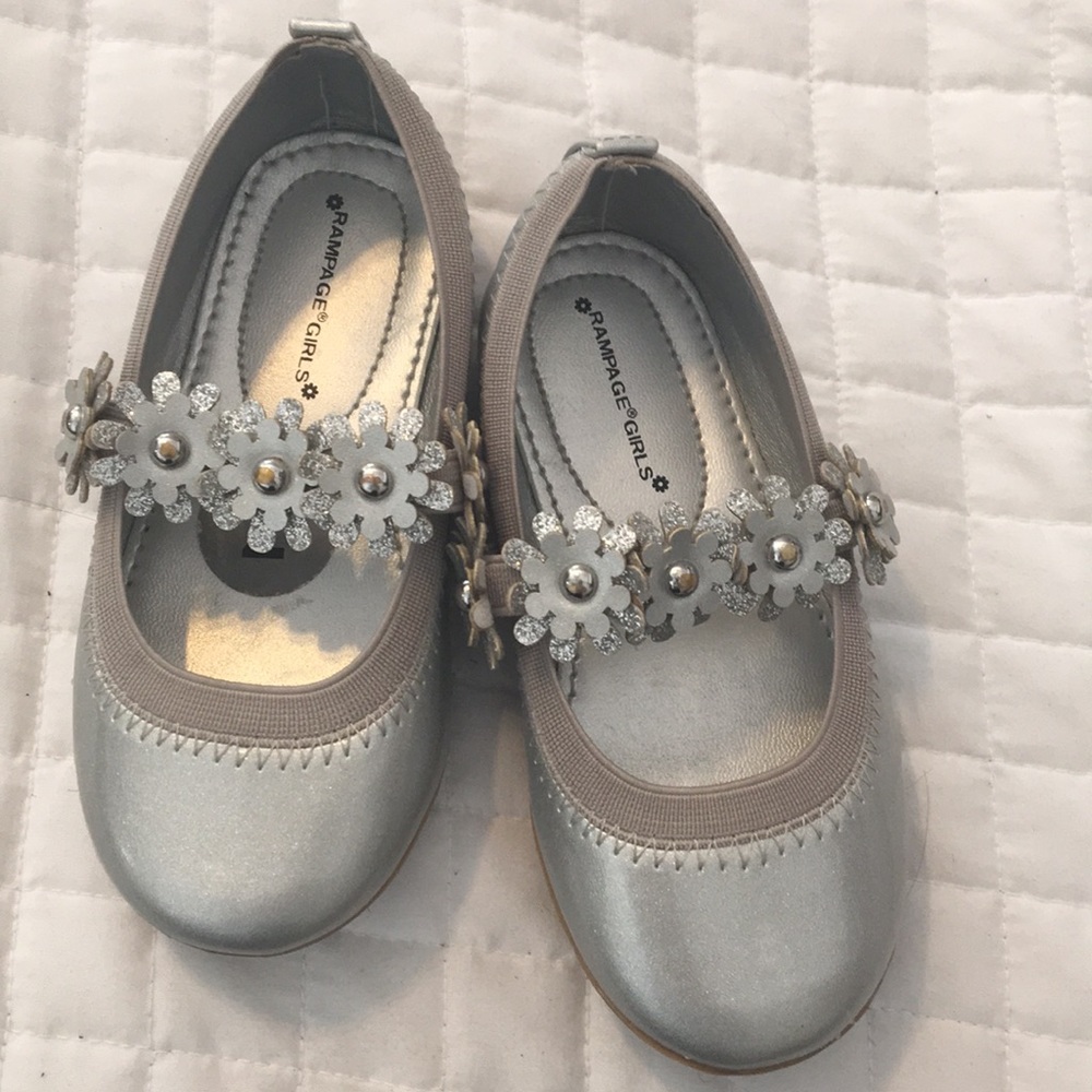 Size 7 flower embroidered strap silver shoes